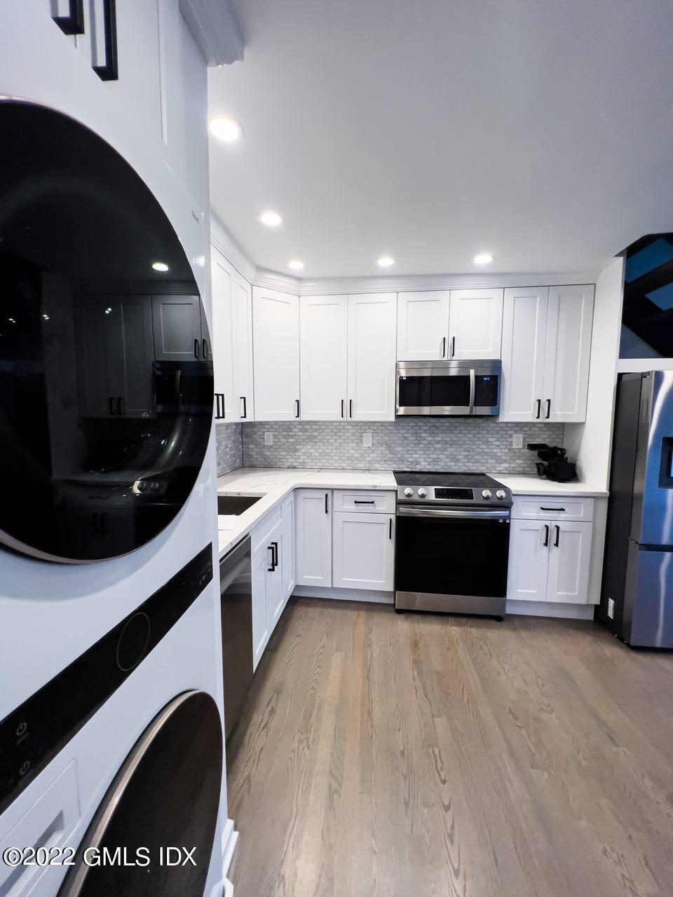 1465 E Putnam Avenue, 224