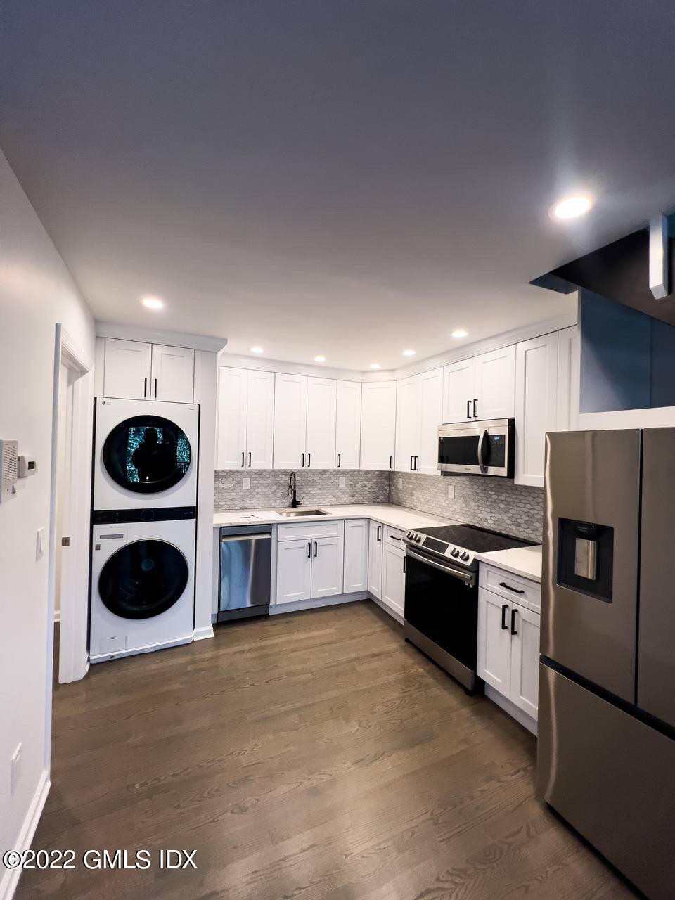 1465 E Putnam Avenue, 224