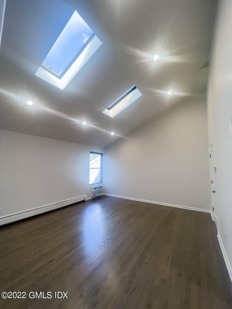 1465 E Putnam Avenue, 224