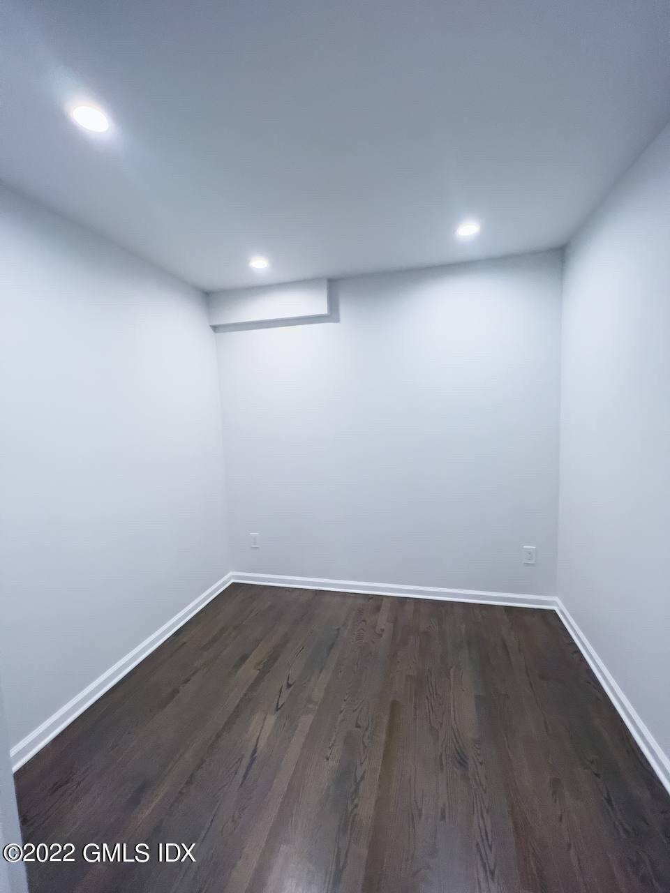 1465 E Putnam Avenue, 224