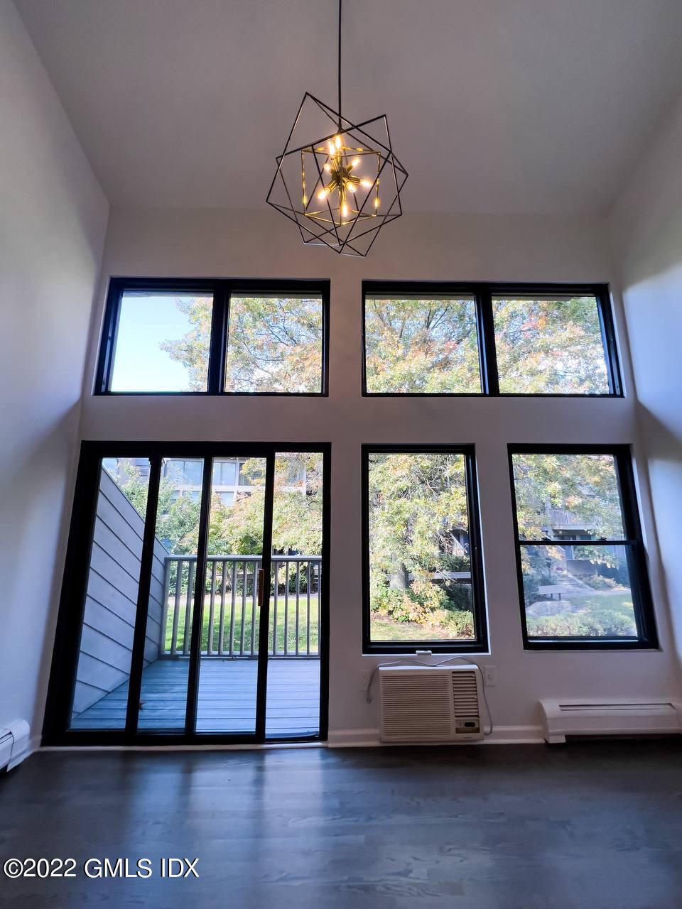 1465 E Putnam Avenue, 224