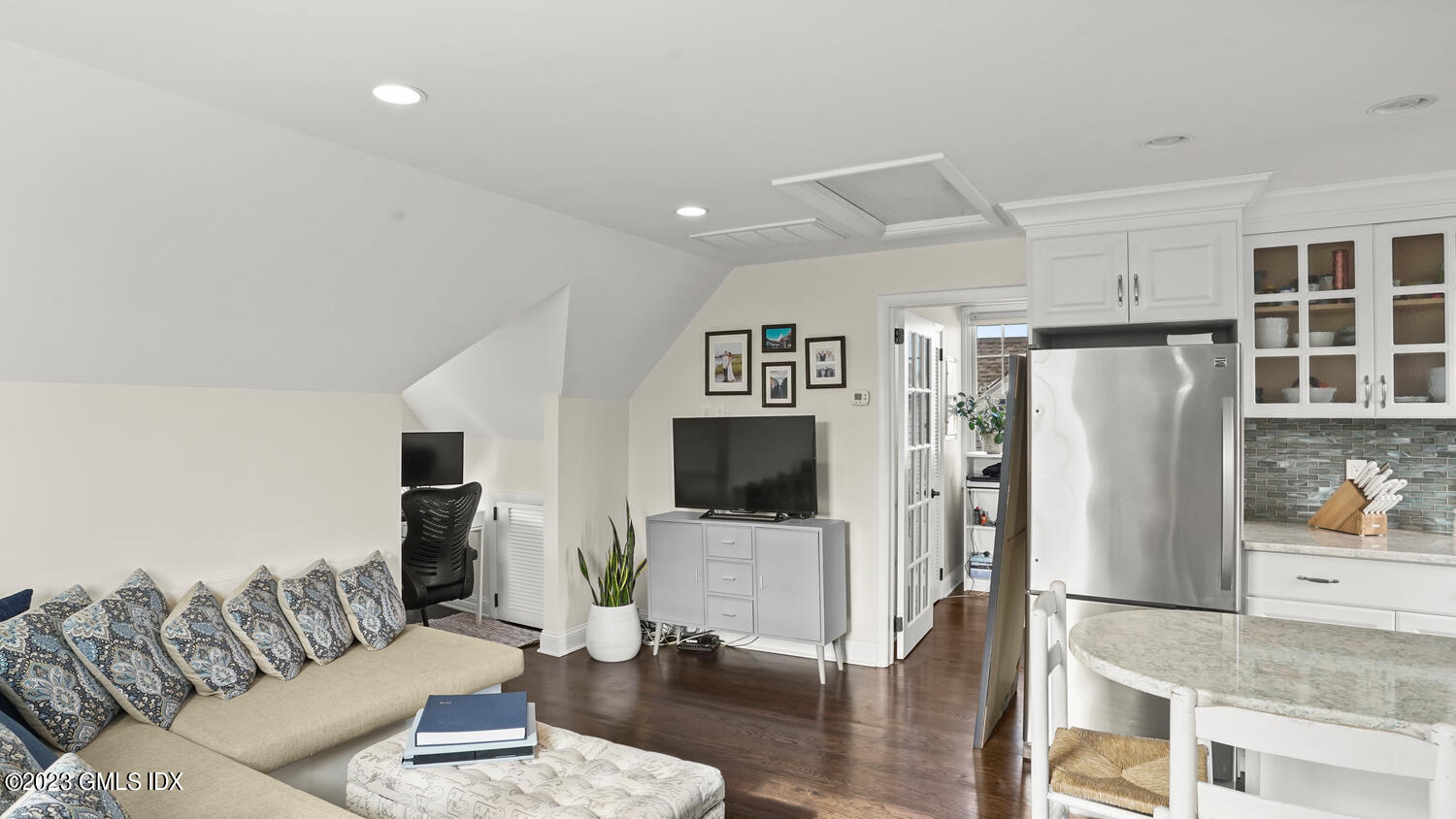 16 DIVISION Street, B