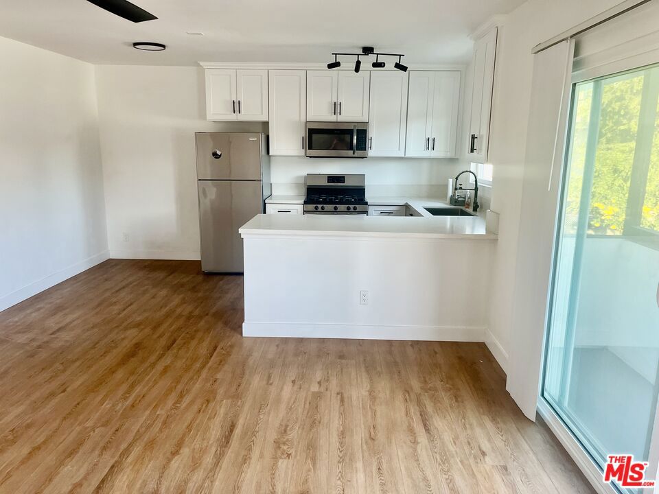 3824 KEYSTONE Avenue 5