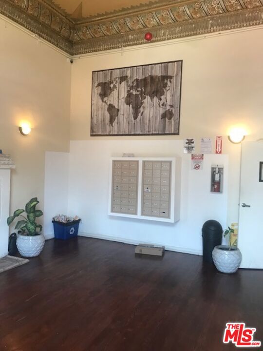 814 S Hobart Boulevard 306