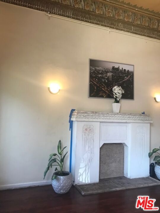 814 S Hobart Boulevard 306