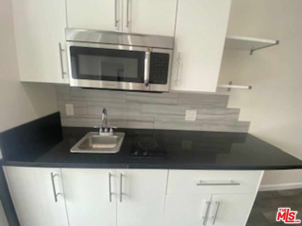 814 S Hobart Boulevard 306