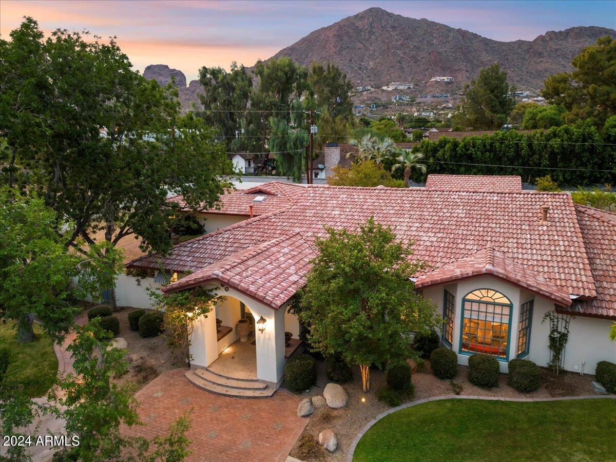 5302 E ARCADIA Lane