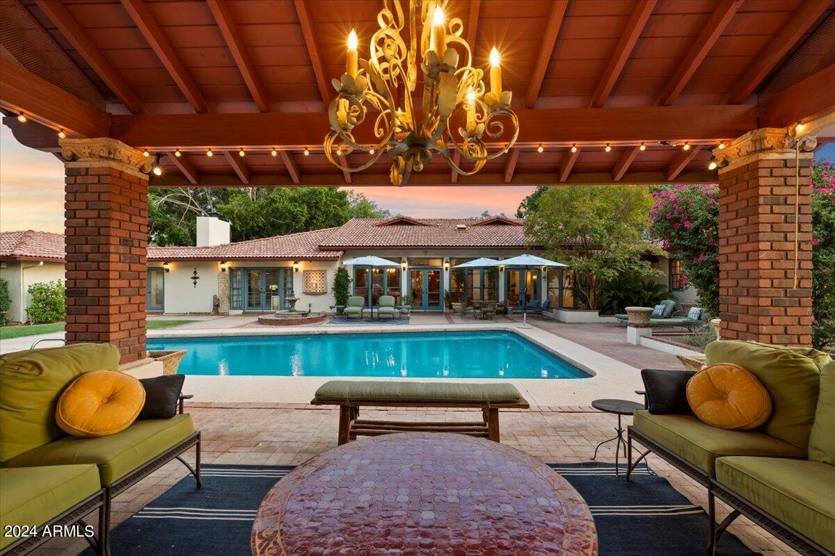 5302 E ARCADIA Lane