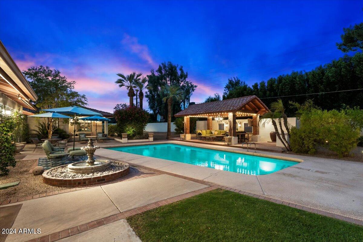 5302 E ARCADIA Lane