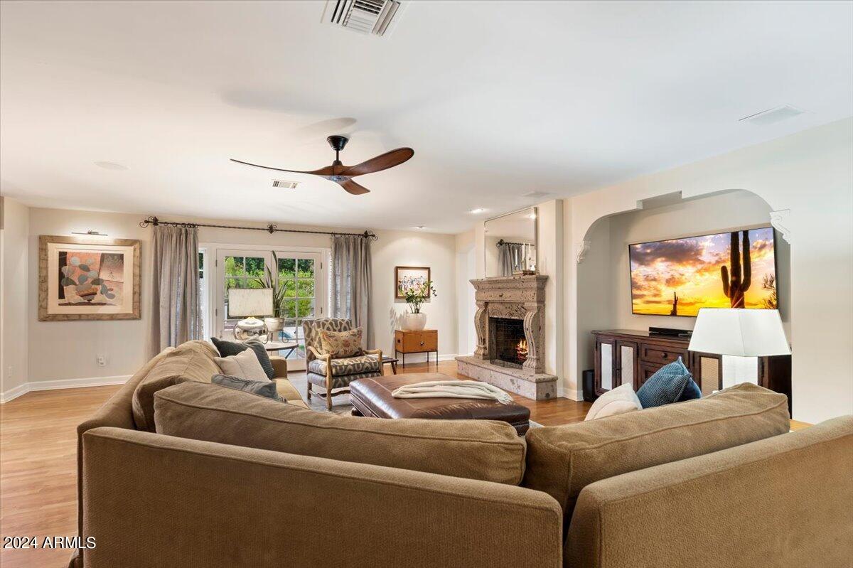 5302 E ARCADIA Lane