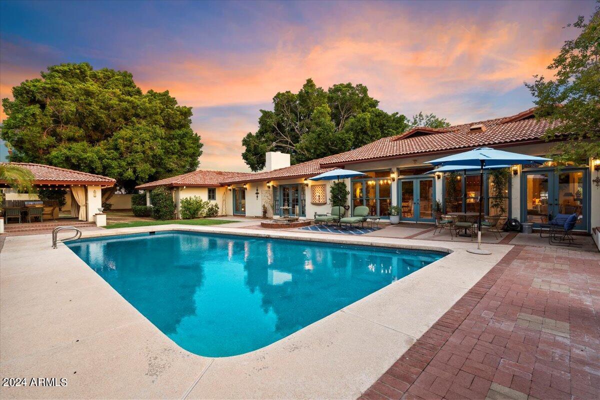 5302 E ARCADIA Lane
