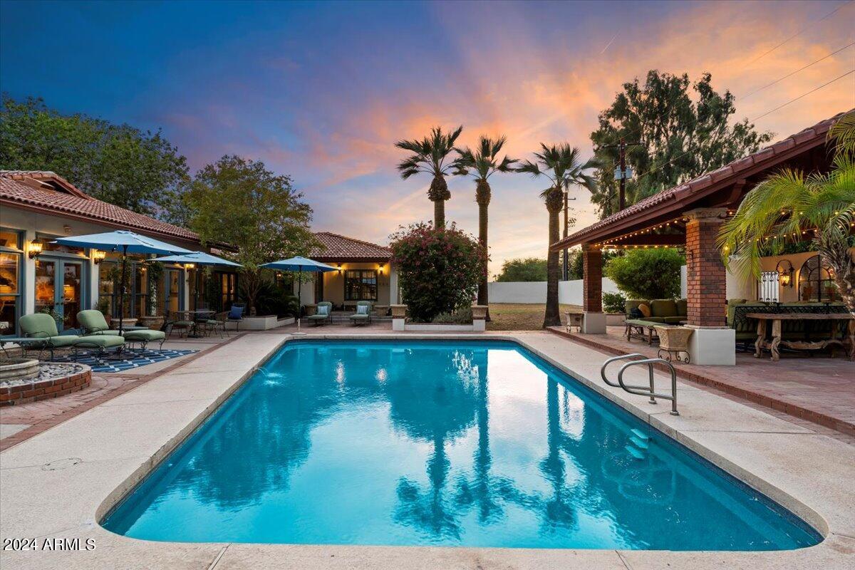 5302 E ARCADIA Lane