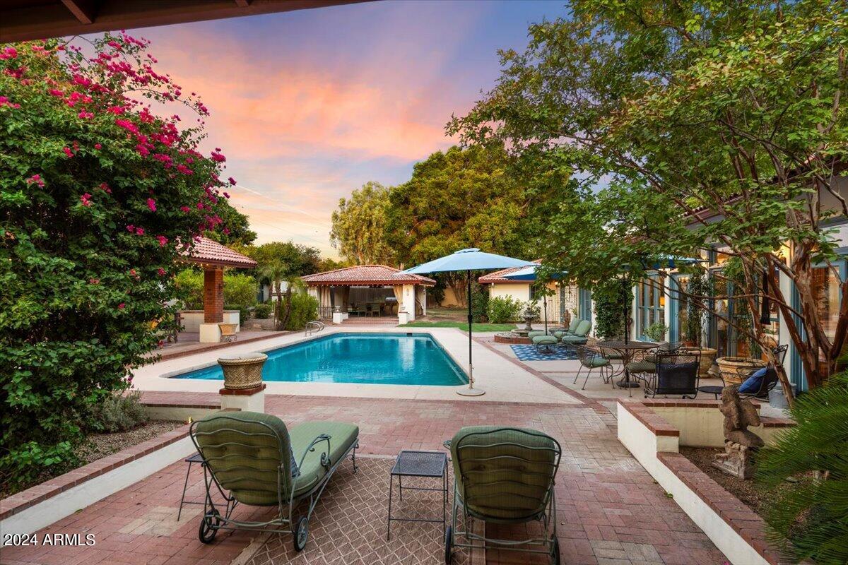5302 E ARCADIA Lane