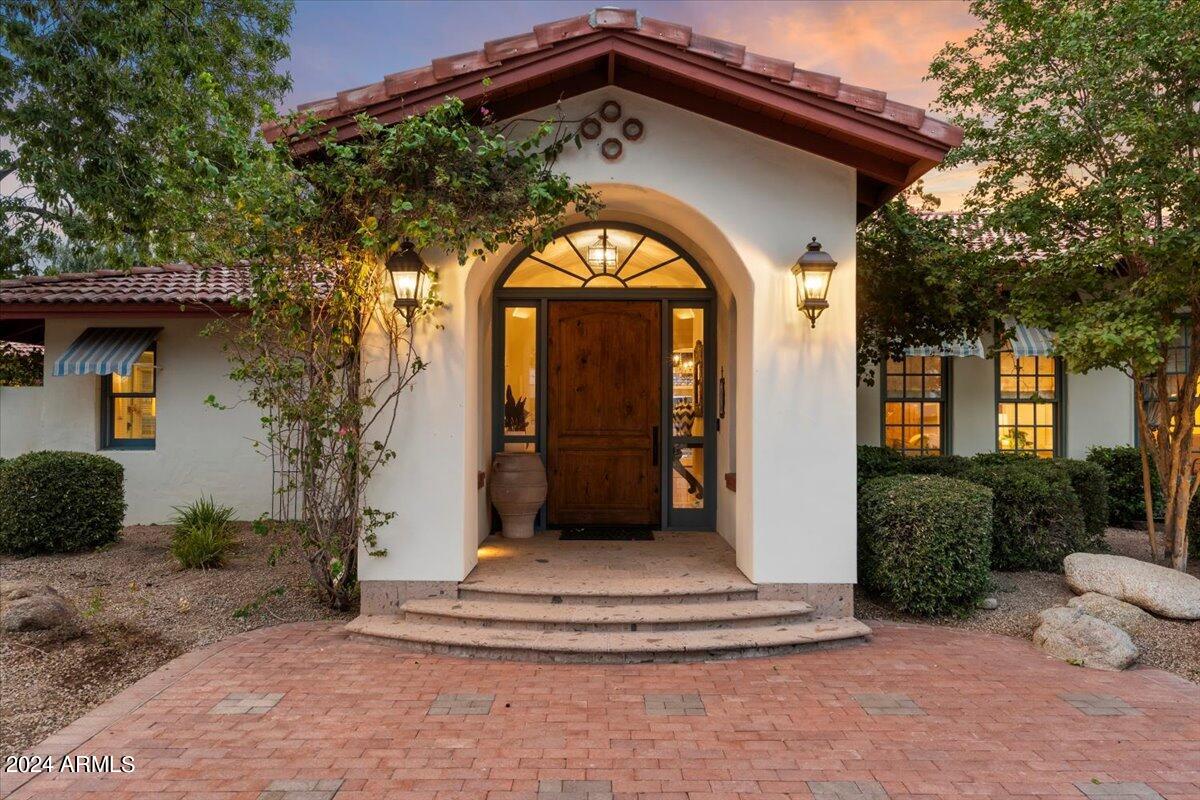 5302 E ARCADIA Lane