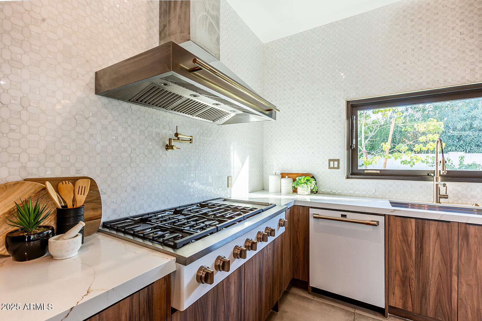 5812 N 44TH Place