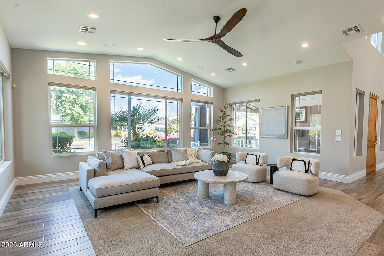 3801 E GLENROSA Avenue