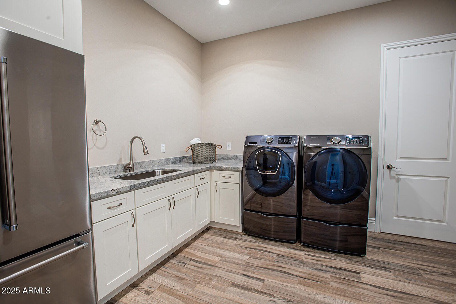 3801 E GLENROSA Avenue