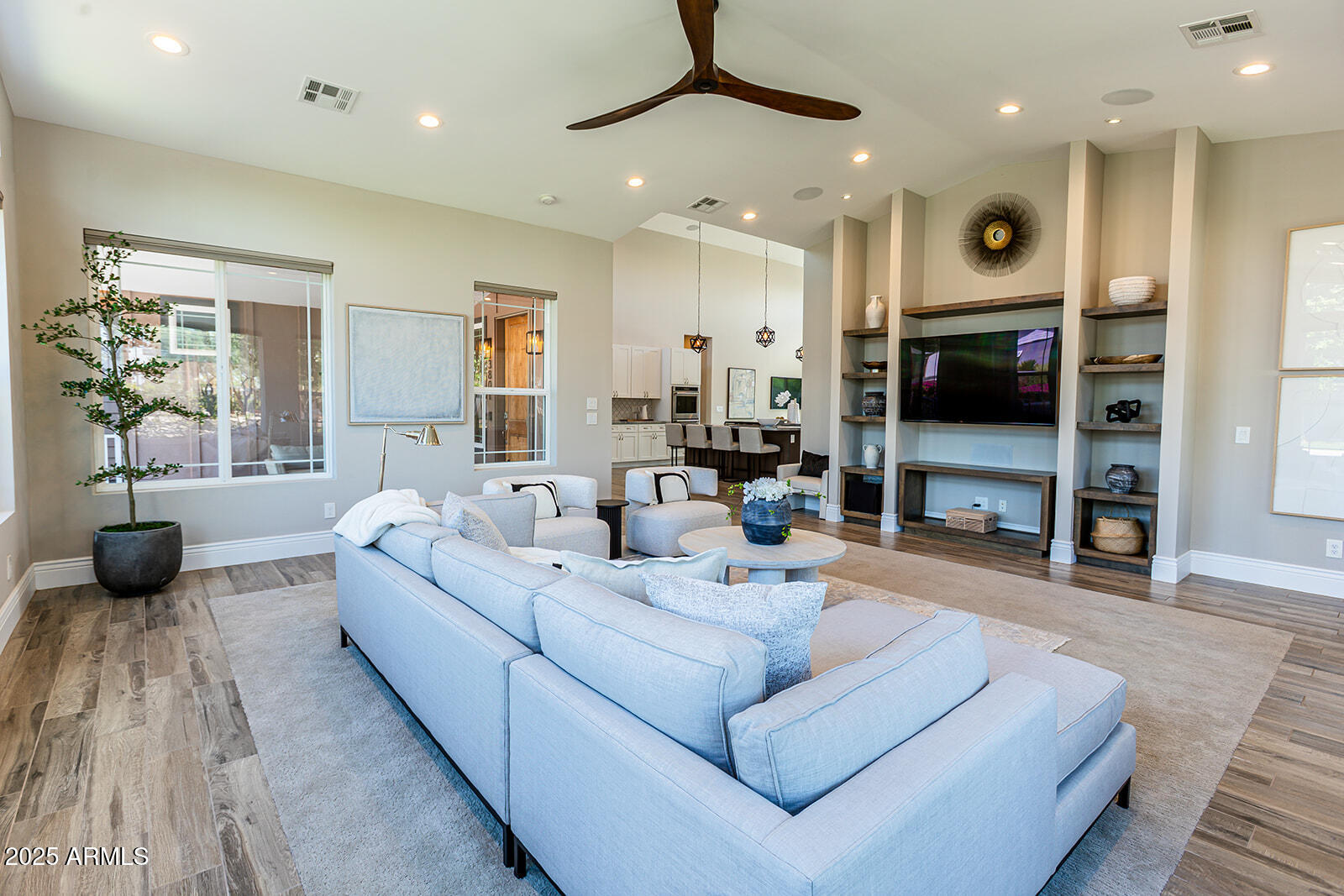 3801 E GLENROSA Avenue