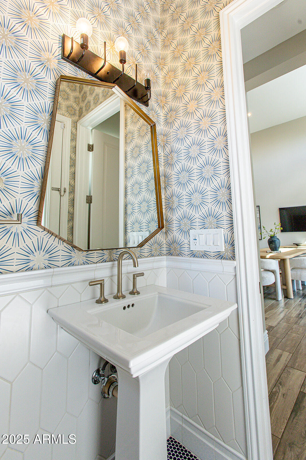 3801 E GLENROSA Avenue