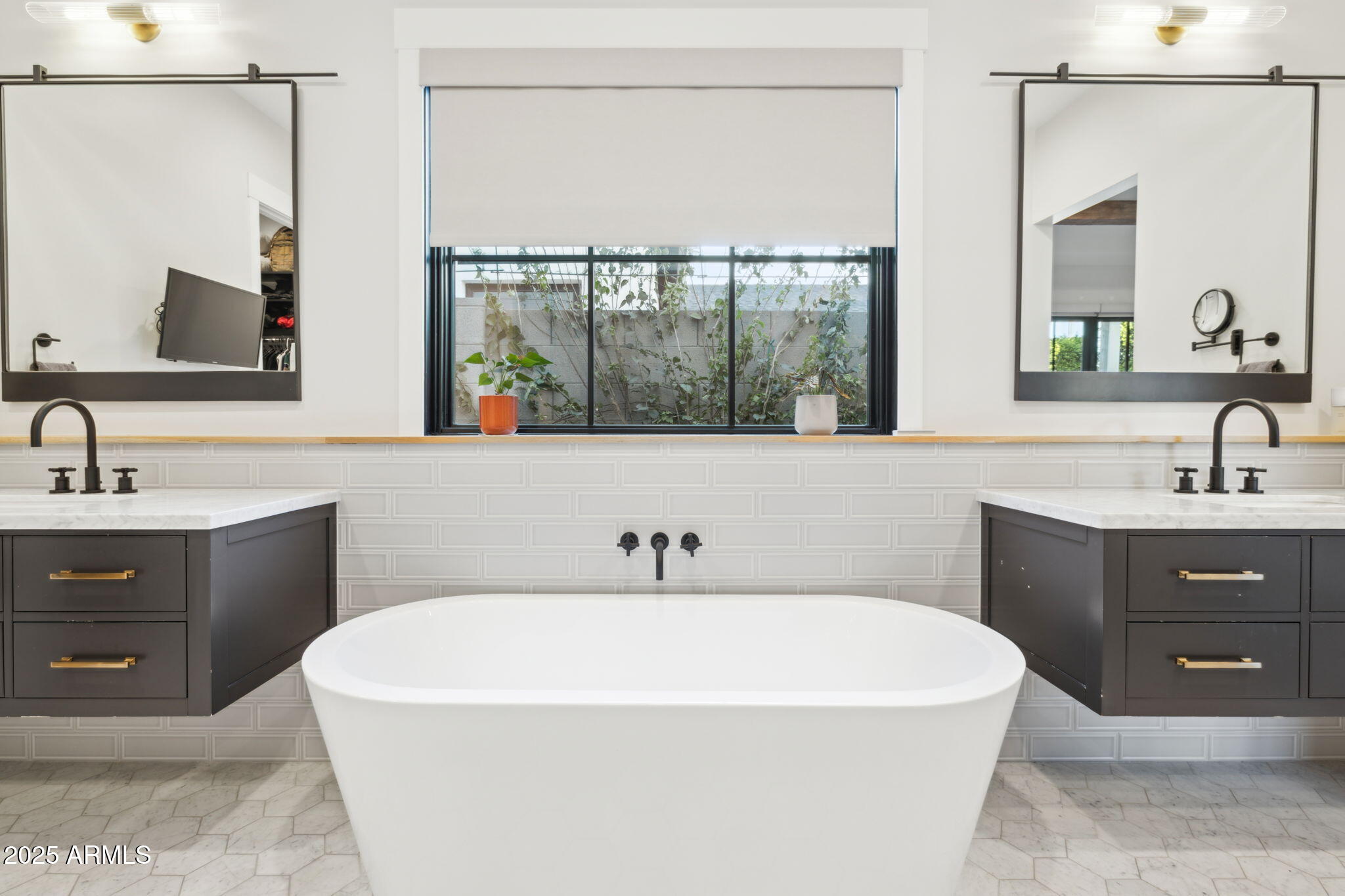 3530 E GLENROSA Avenue