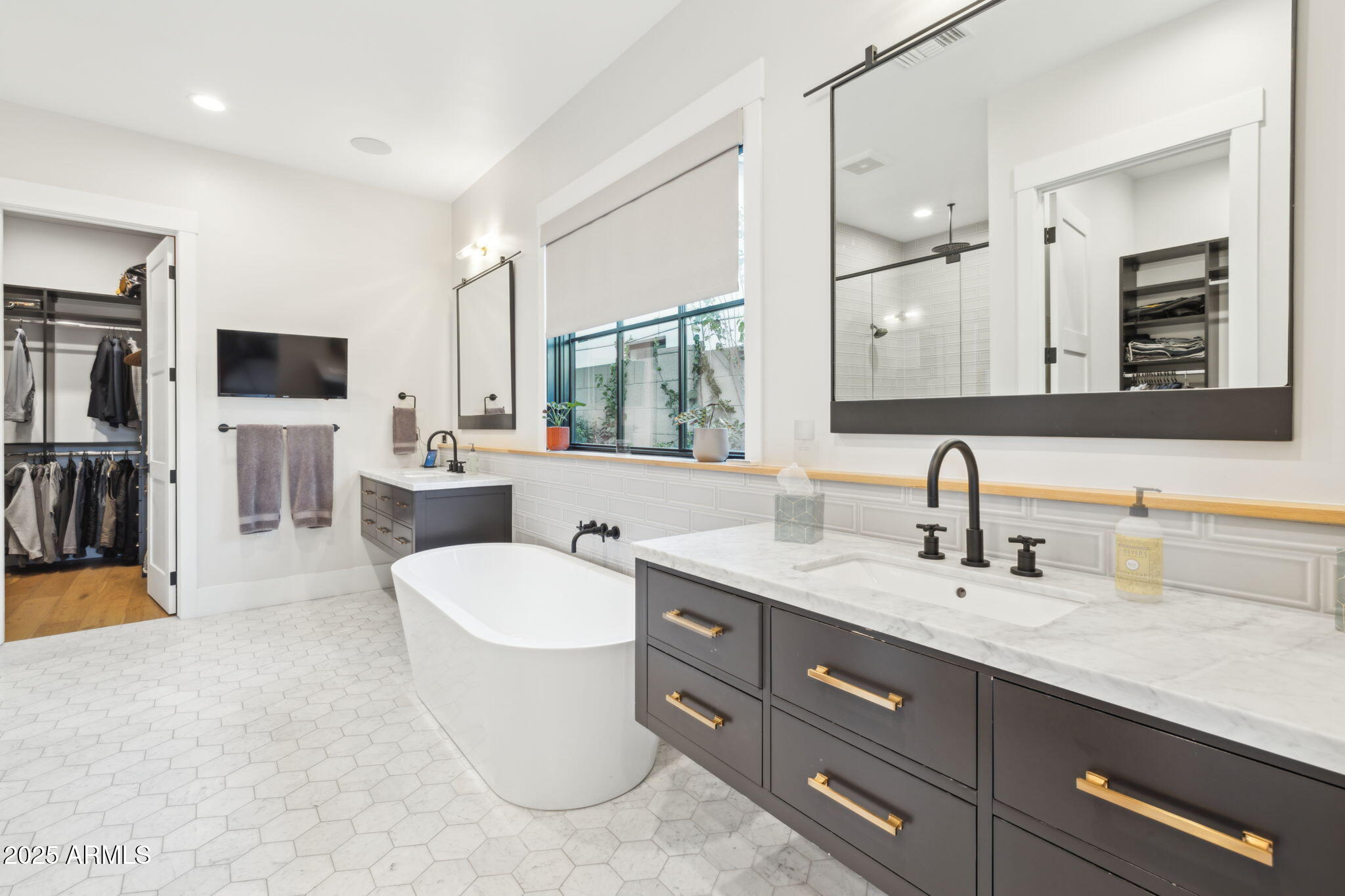 3530 E GLENROSA Avenue