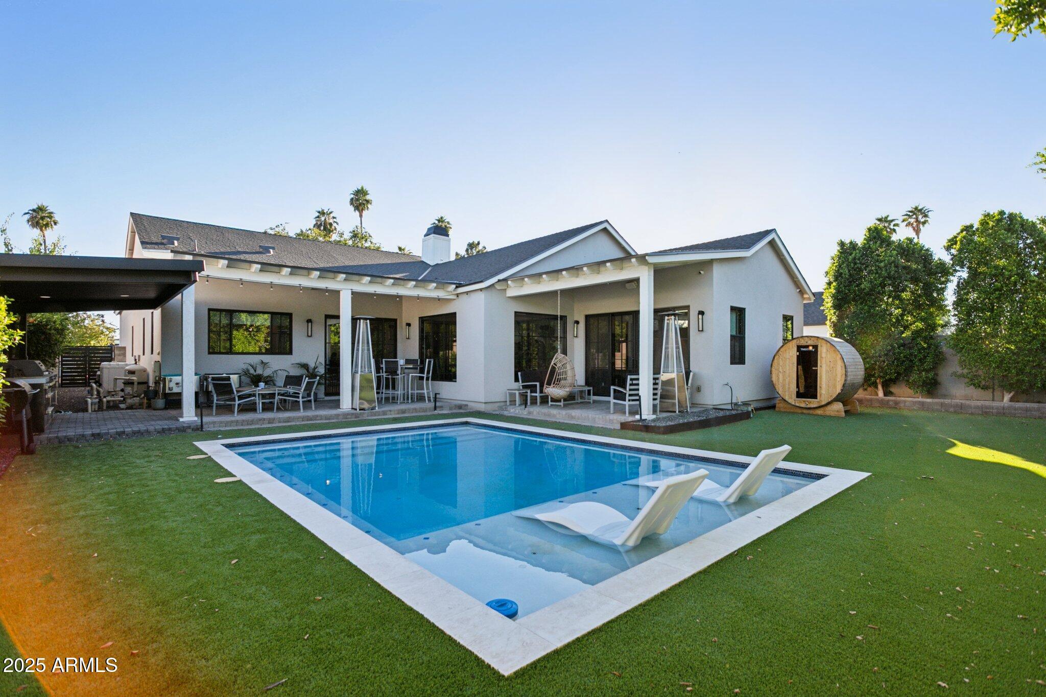 3530 E GLENROSA Avenue