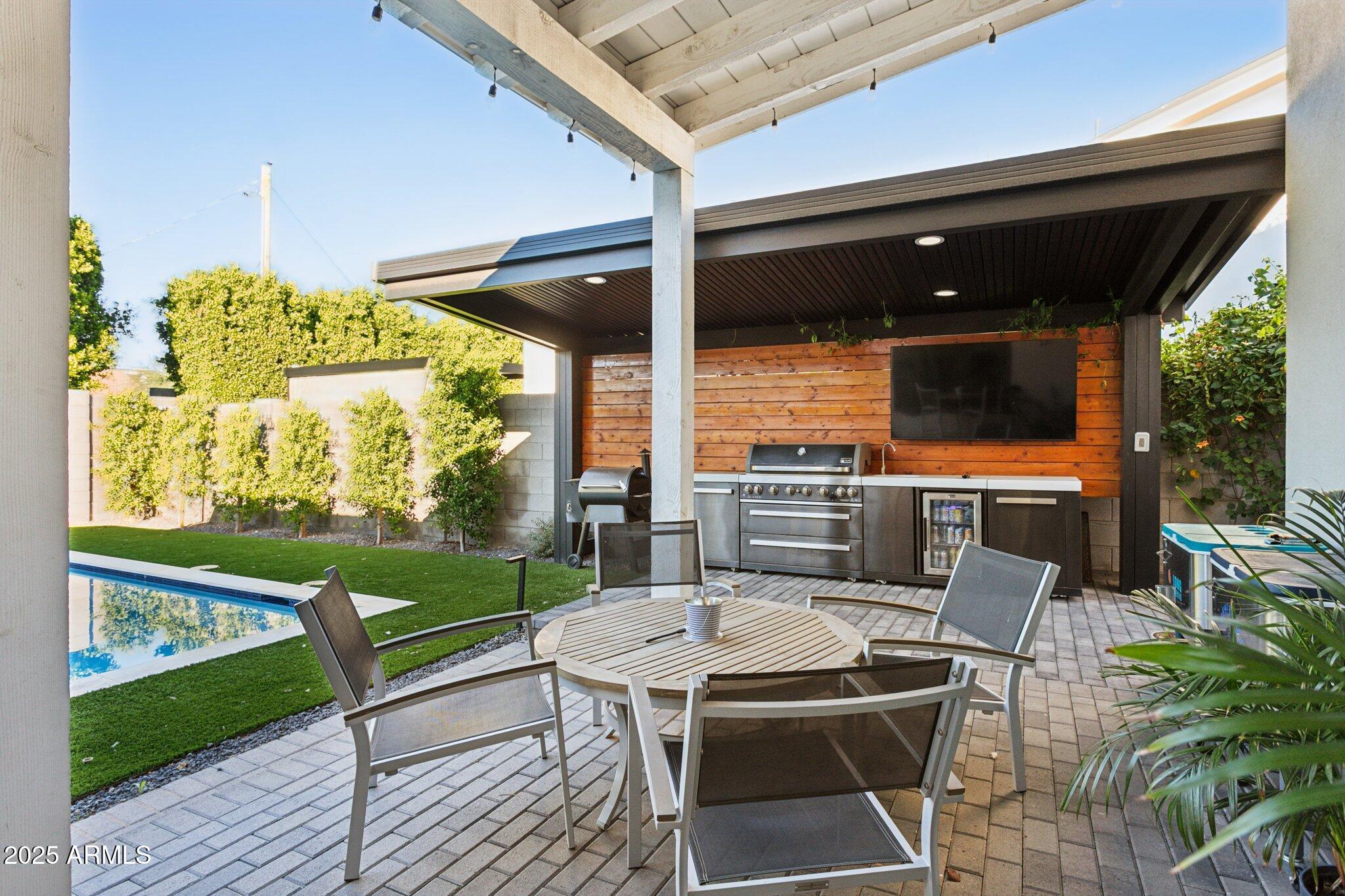 3530 E GLENROSA Avenue