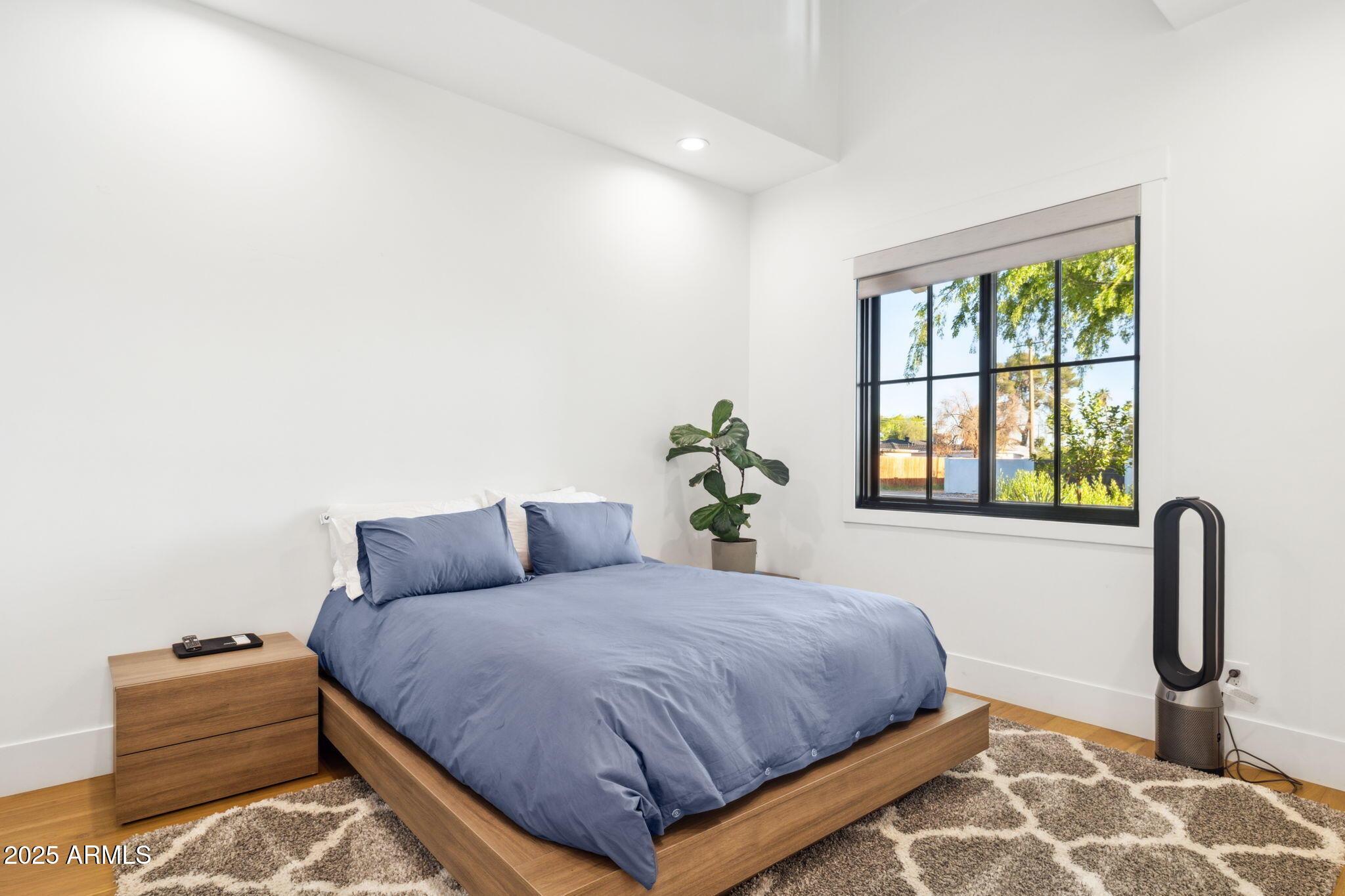 3530 E GLENROSA Avenue