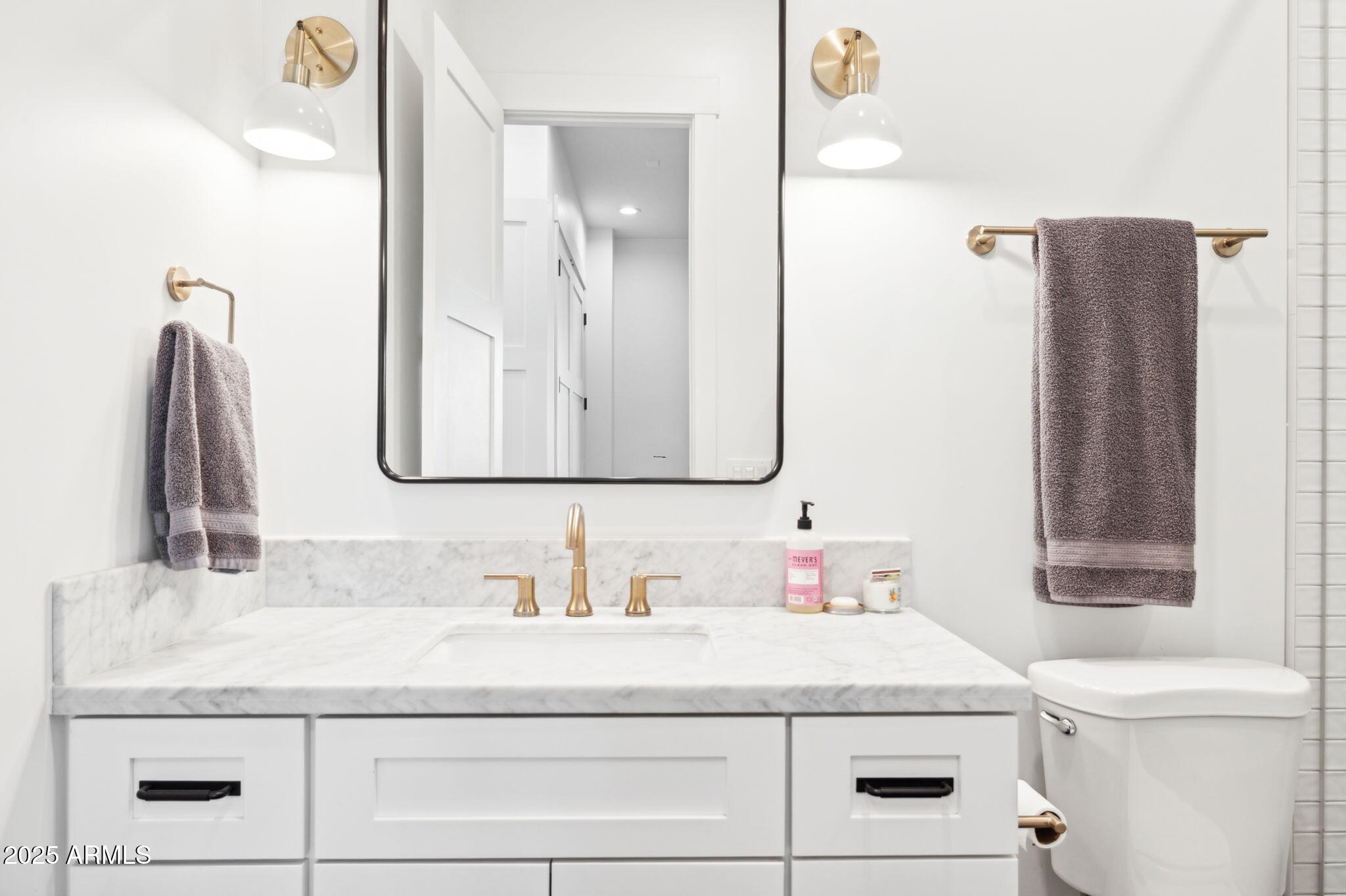 3530 E GLENROSA Avenue