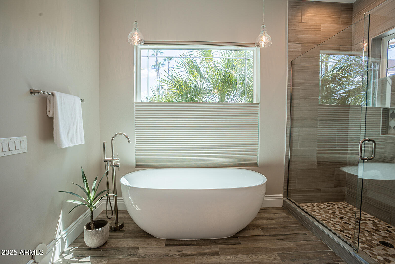 3801 E GLENROSA Avenue