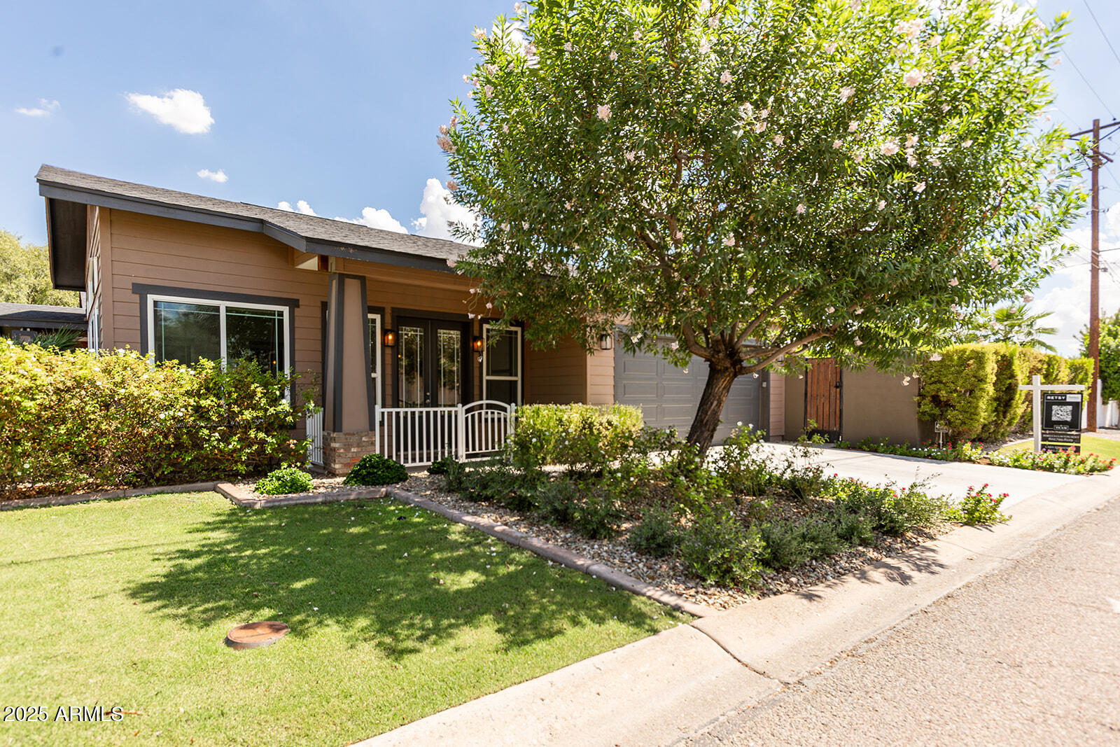 3801 E GLENROSA Avenue