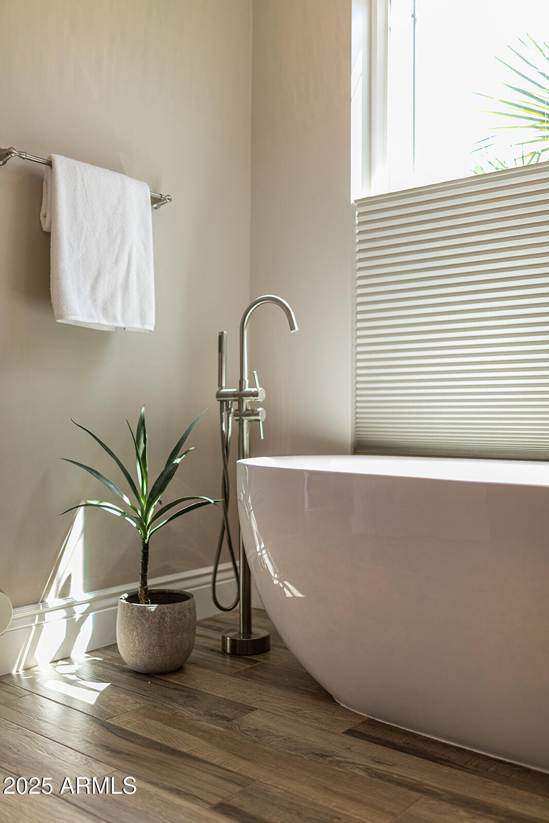 3801 E GLENROSA Avenue