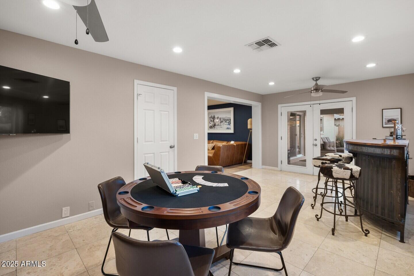 6419 E CAMBRIDGE Avenue