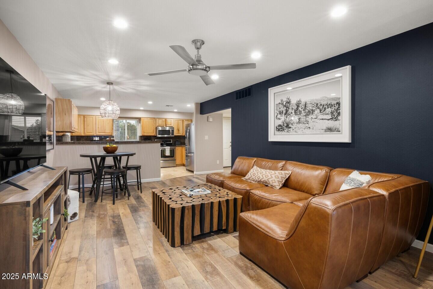 6419 E CAMBRIDGE Avenue