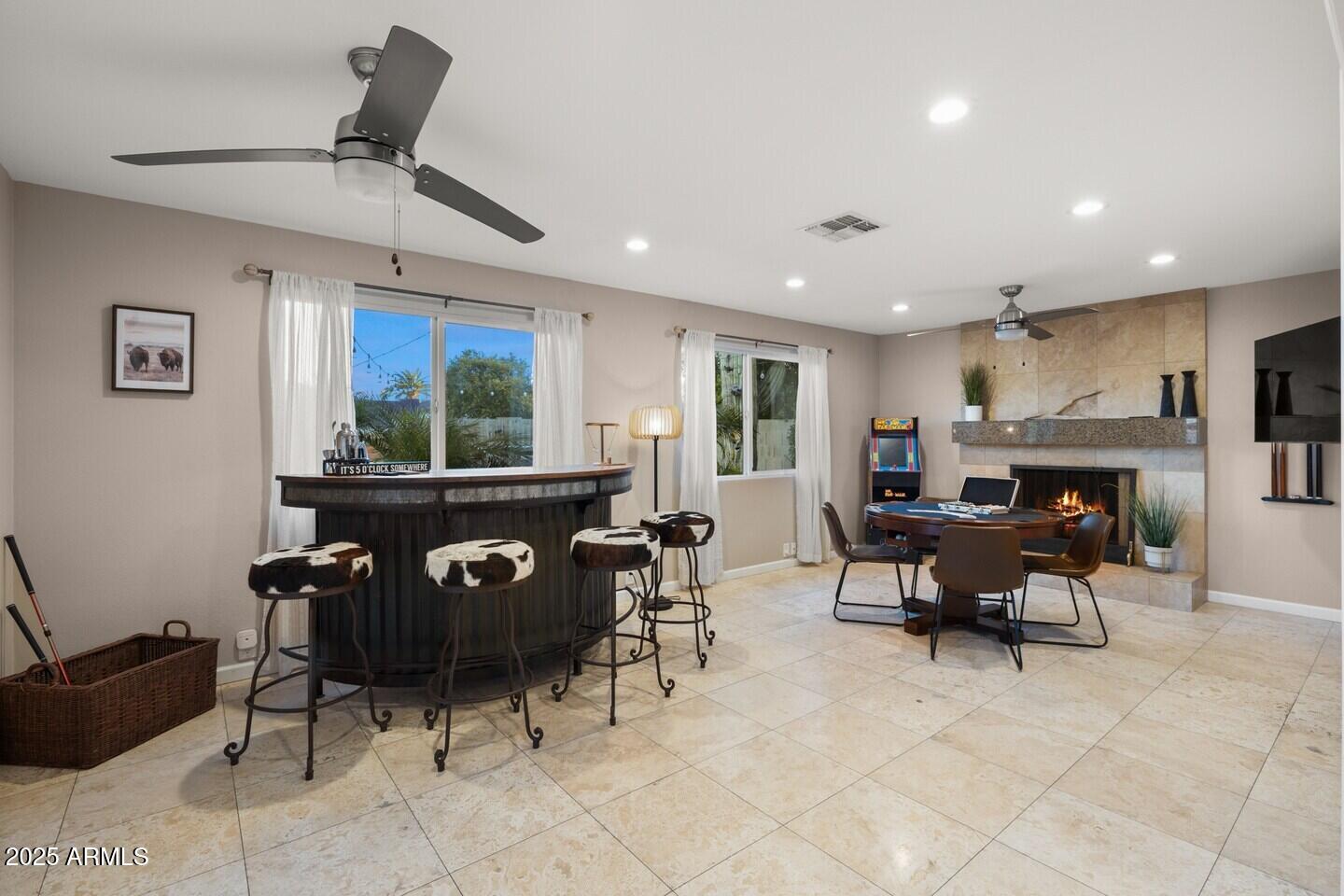 6419 E CAMBRIDGE Avenue