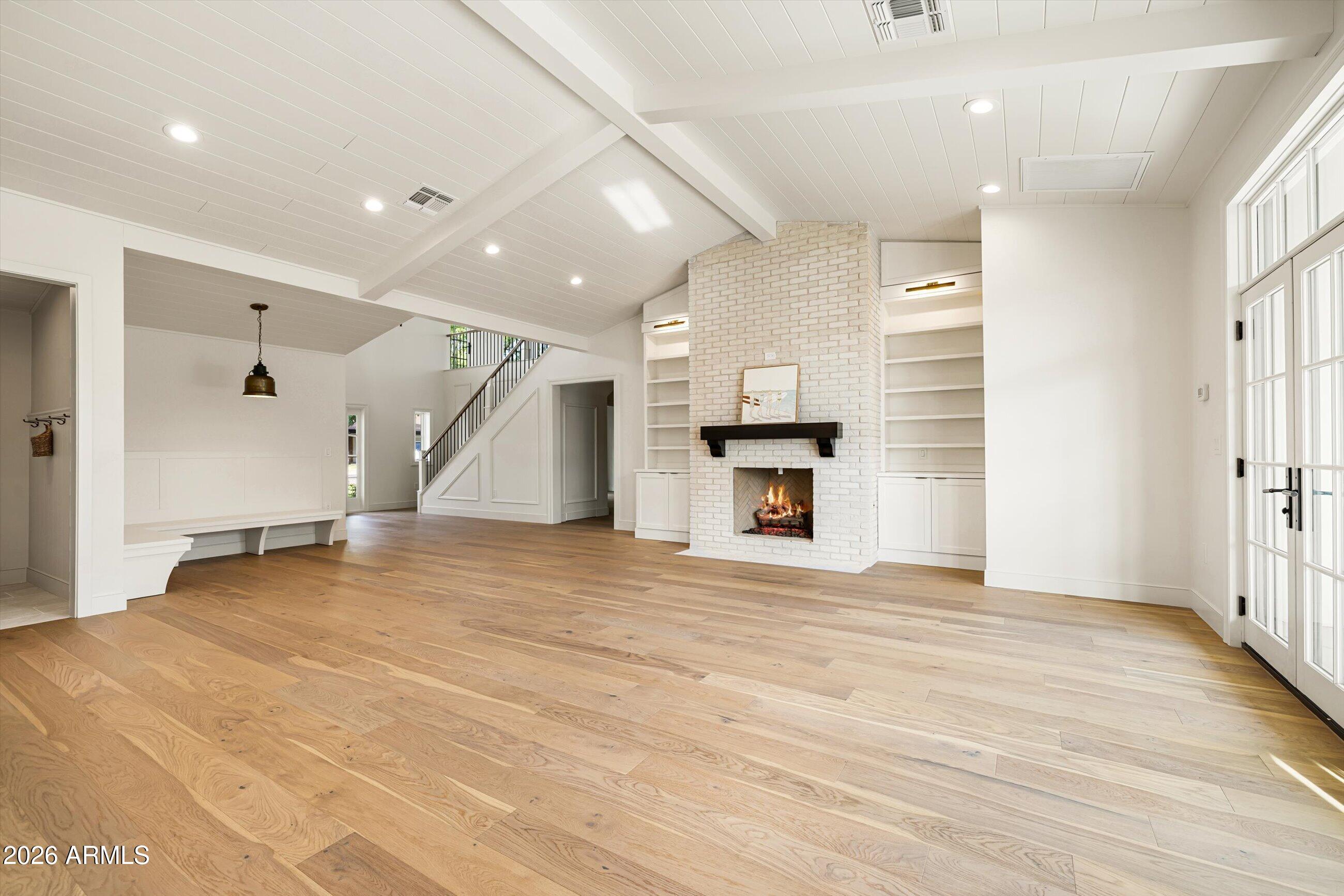 4835 E INDIANOLA Avenue