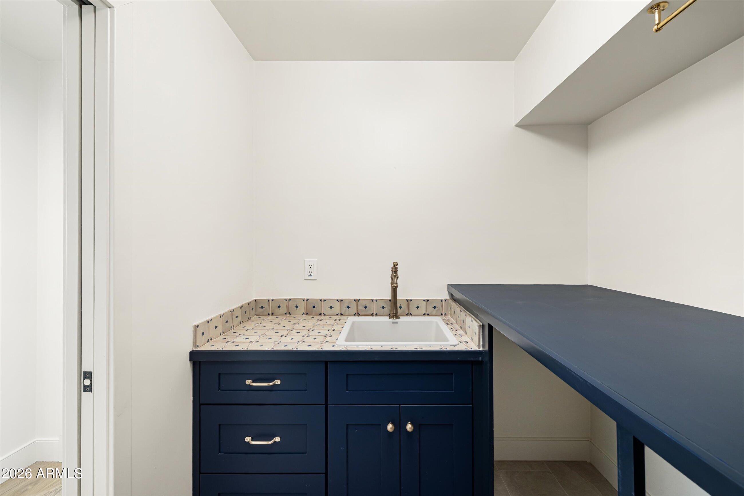 4835 E INDIANOLA Avenue