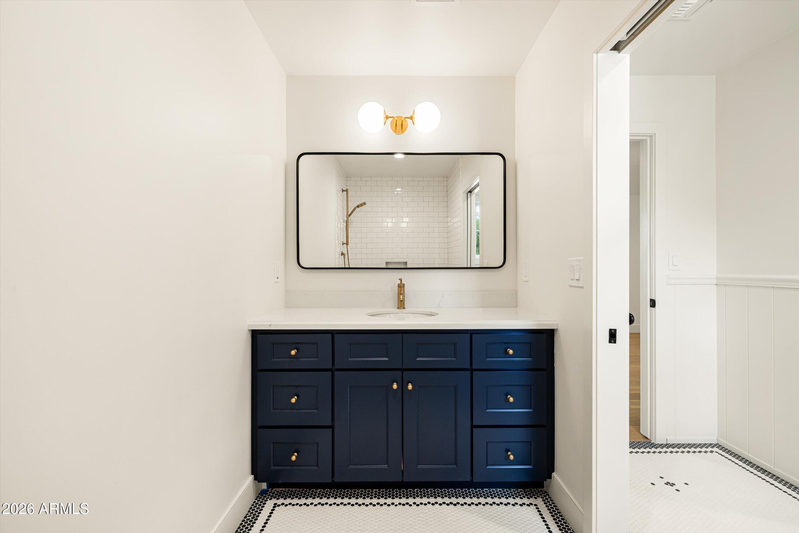 4835 E INDIANOLA Avenue