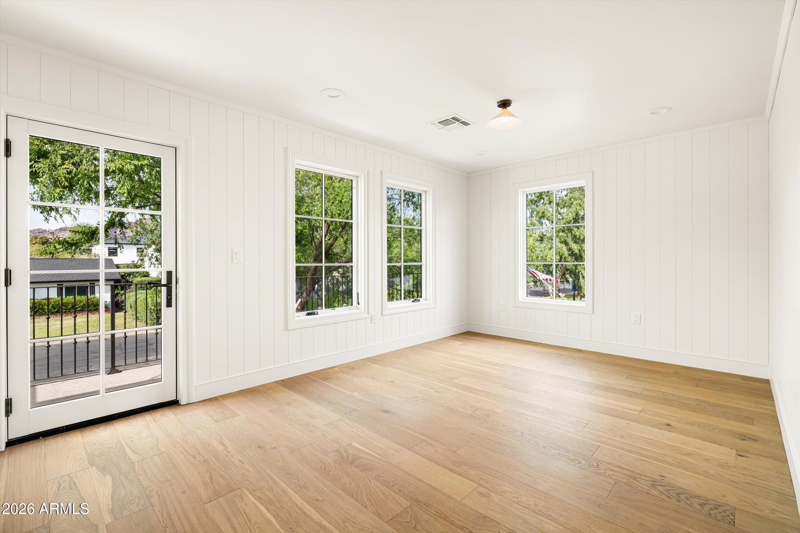 4835 E INDIANOLA Avenue