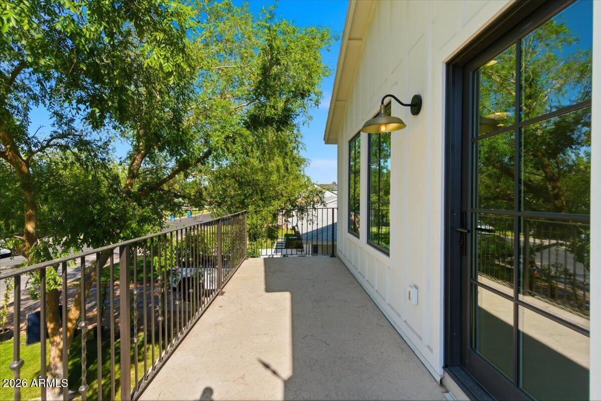 4835 E INDIANOLA Avenue