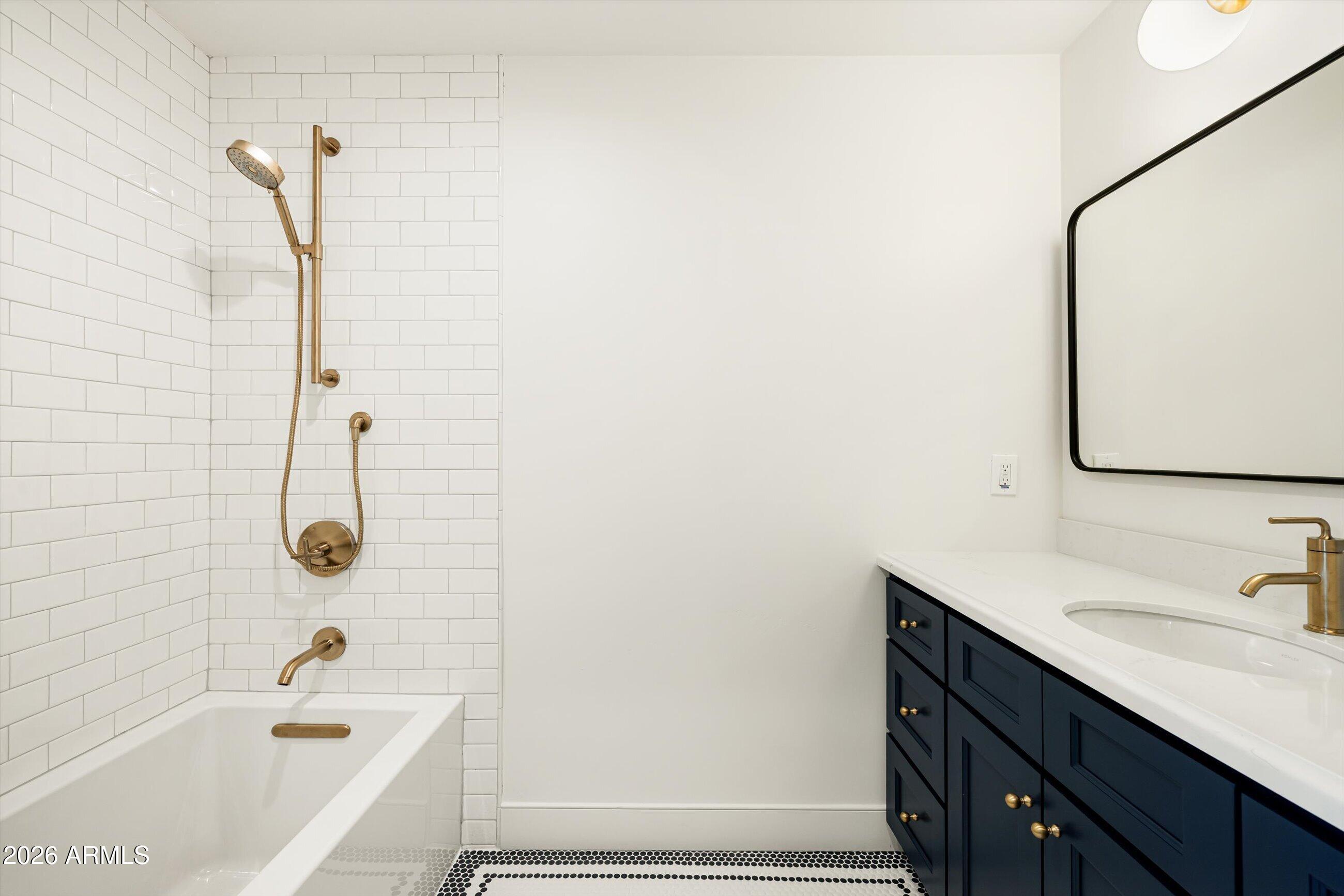 4835 E INDIANOLA Avenue