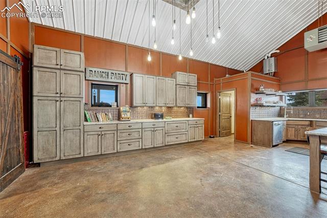 9565 Oak Springs Trail