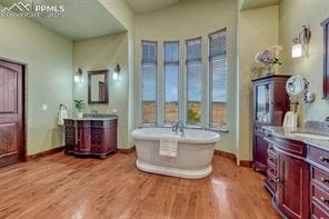 9565 Oak Springs Trail