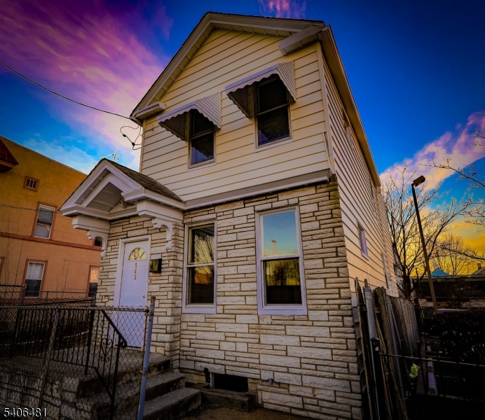 563 S 17Th St