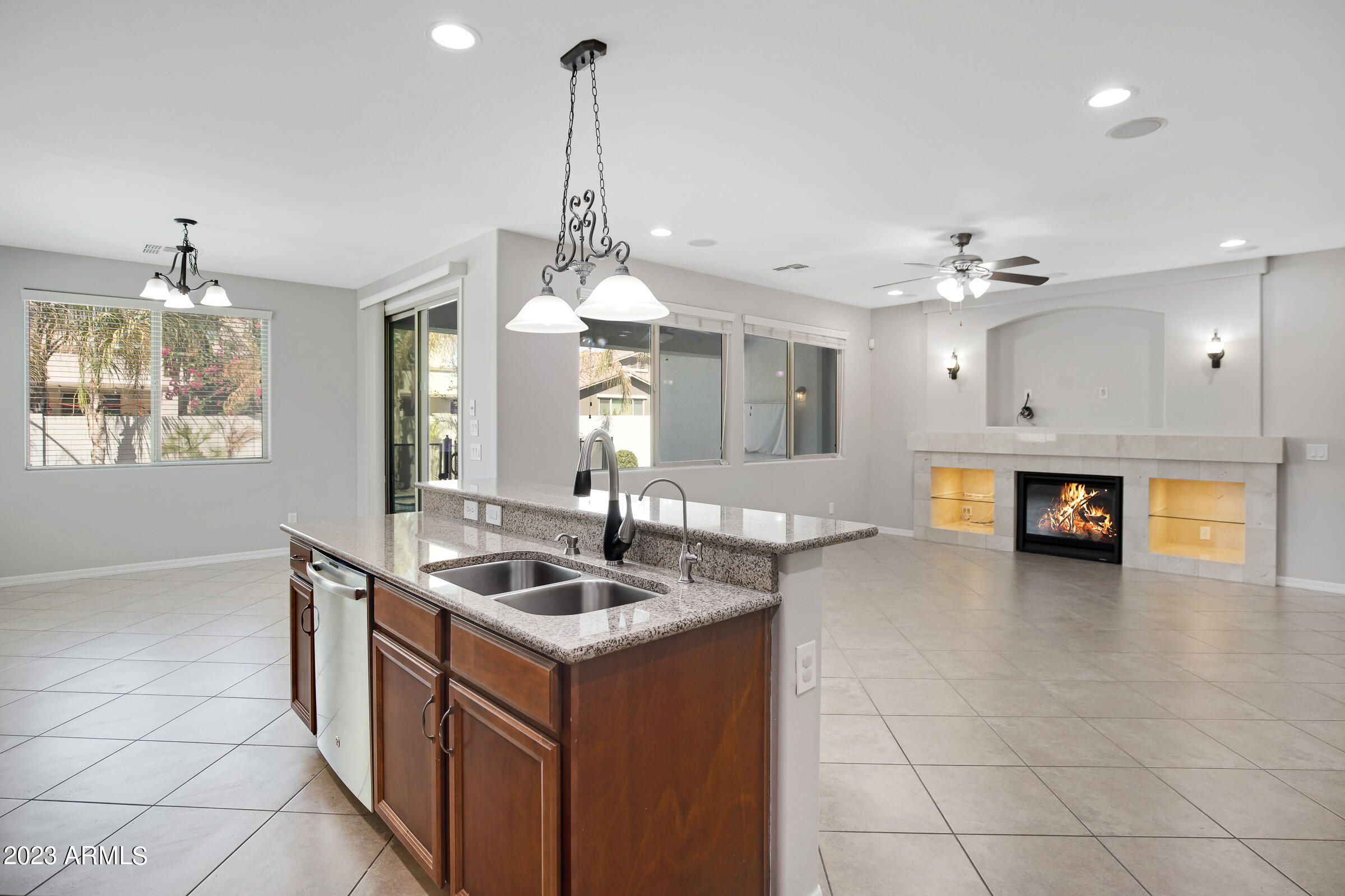2524 E ELEANA Lane