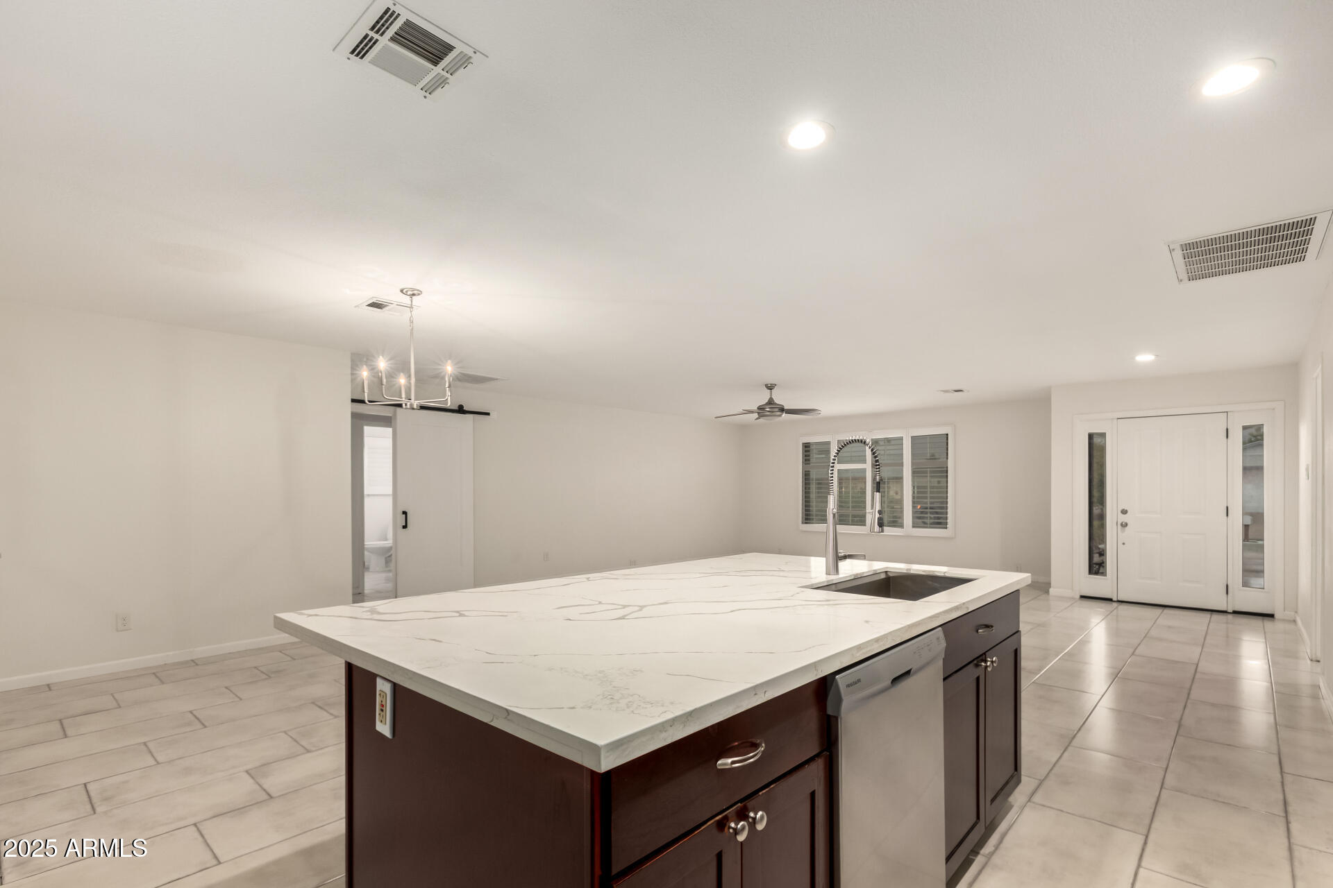 516 E LODGE Drive