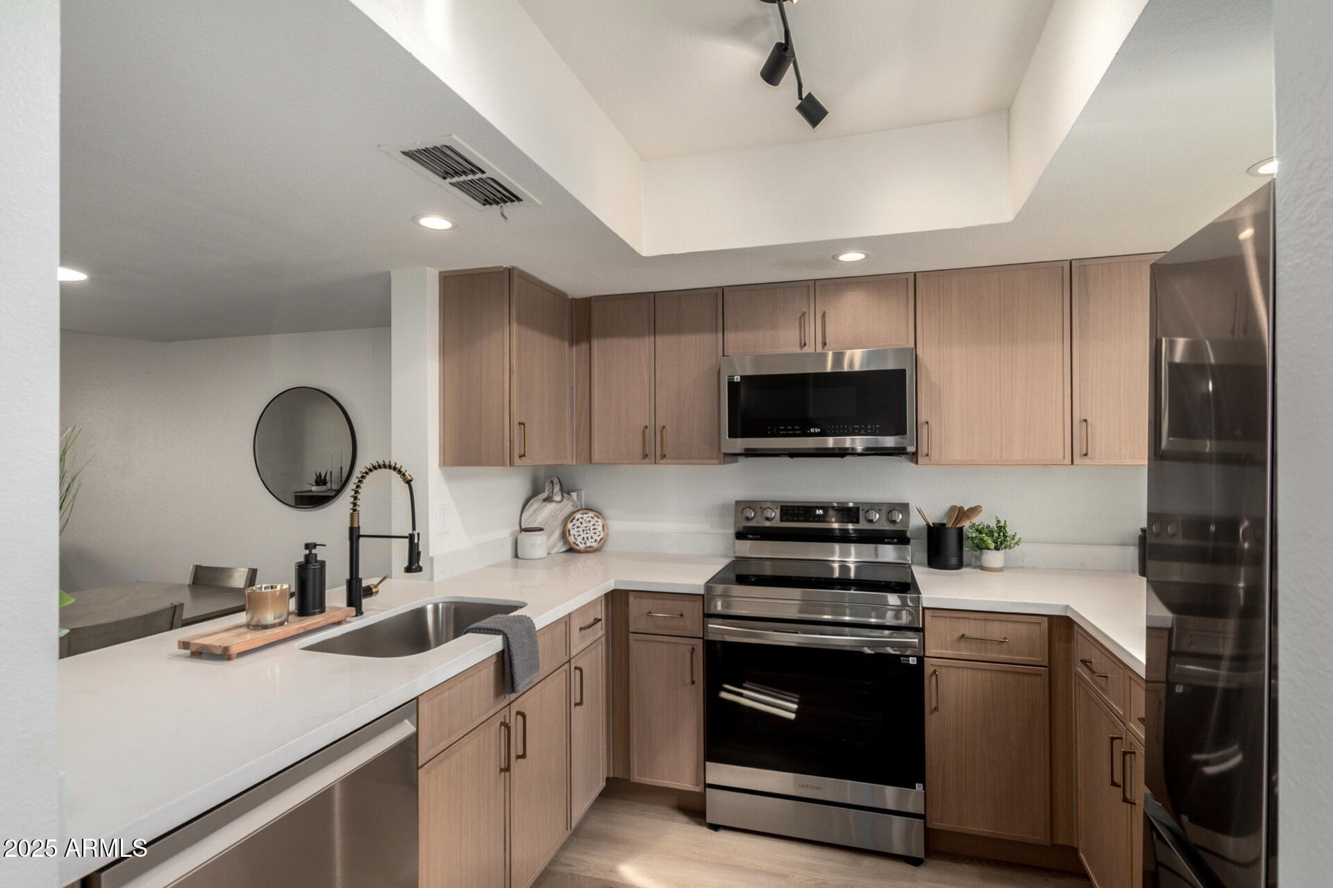 1601 W SUNNYSIDE Drive 170