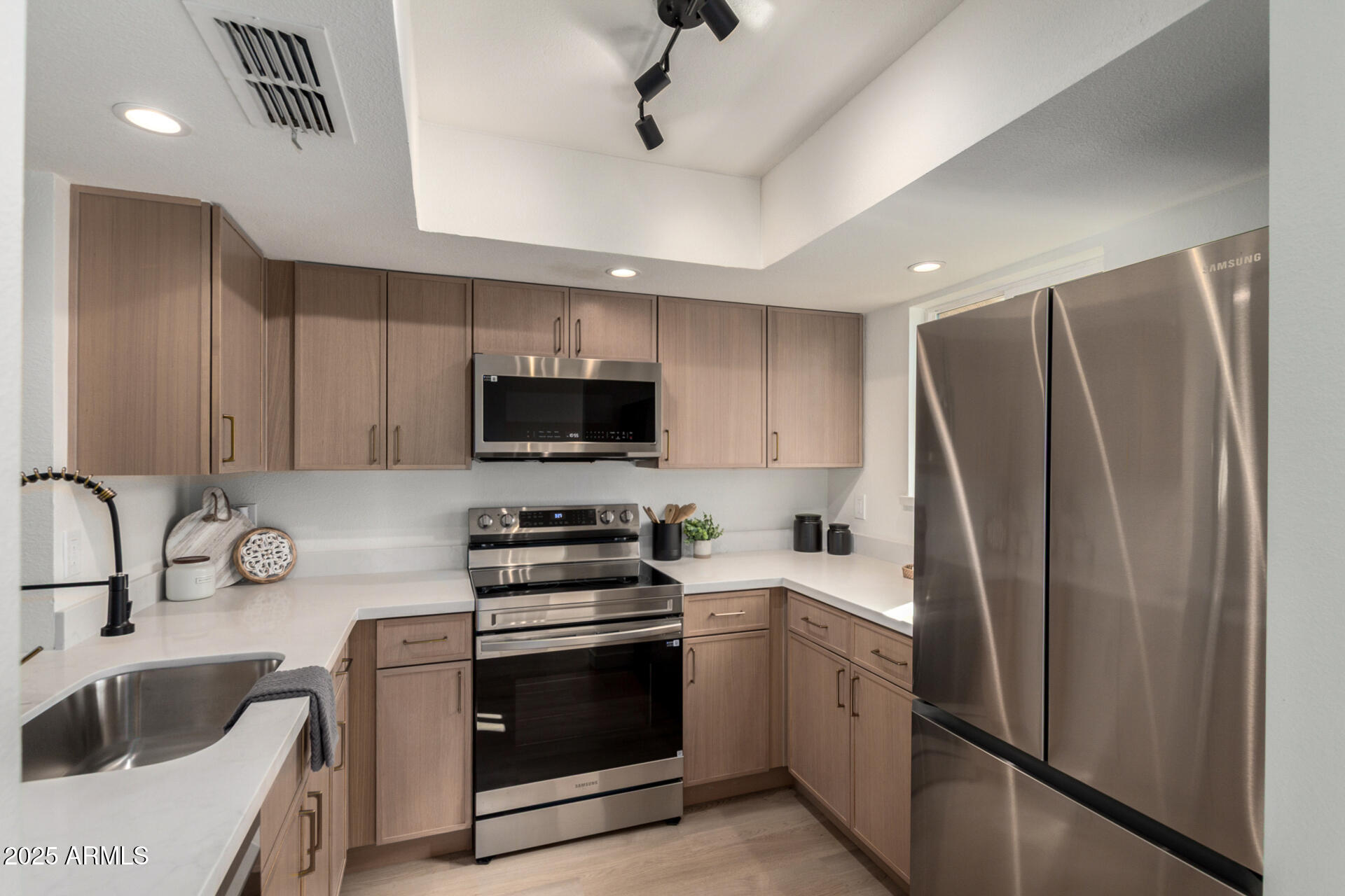 1601 W SUNNYSIDE Drive 170