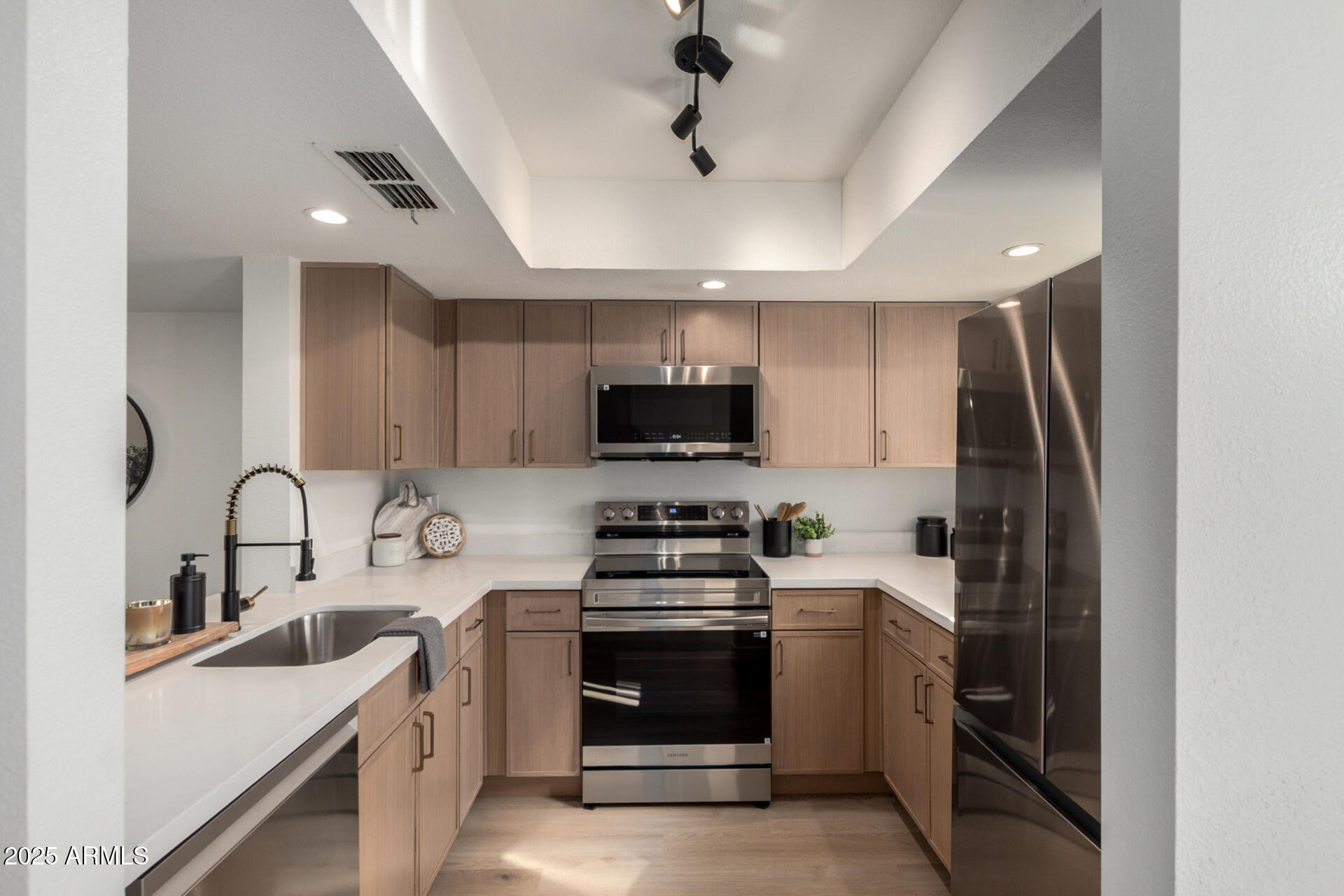 1601 W SUNNYSIDE Drive 170