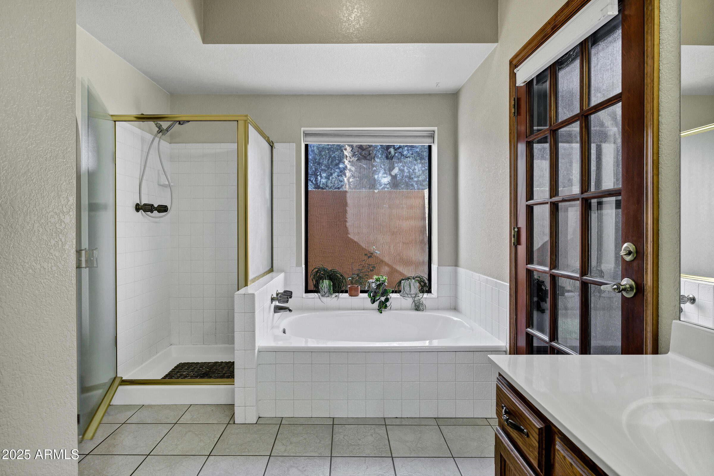 702 E AVENIDA SIERRA MADRE